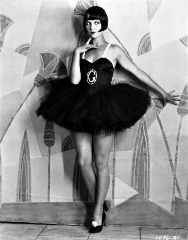 Beautiful Photos of Louise Brooks during the filming of ‘Now We’re in the Air (1927)’ Movies &; TV