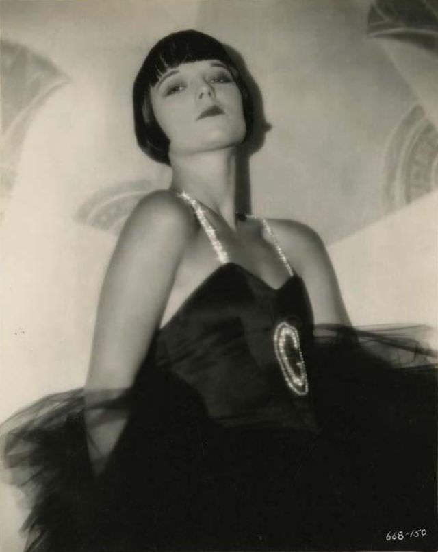 Beautiful Photos of Louise Brooks during the filming of ‘Now We’re in the Air (1927)’ Movies &; TV