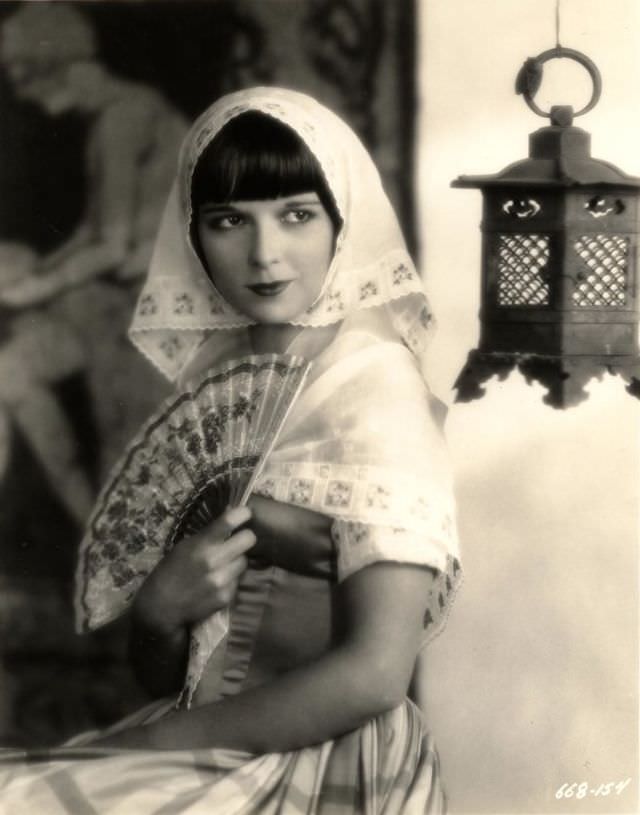 Beautiful Photos of Louise Brooks during the filming of ‘Now We’re in the Air (1927)’ Movies &; TV