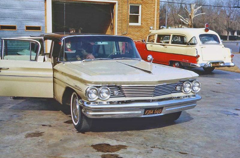 #13 1960 Pontiac Catalina Safari Wagon