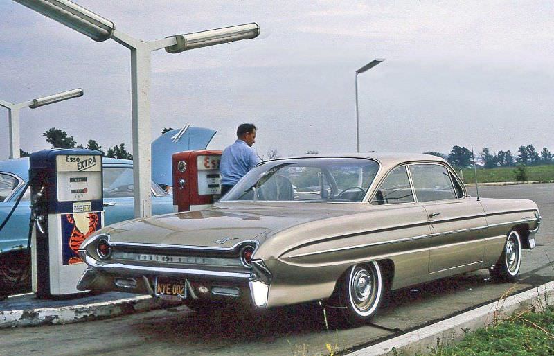 #22 1961 Oldsmobile Super 88 Coupe