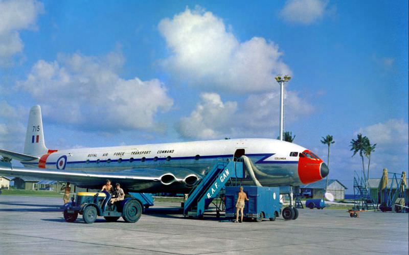 #35 De Havilland Comet C.2 XK715 ‘Columba’ of No 216 Squadron RAF flying from RAF Lyneham is turned around at RAF Gan, on Adu Atoll in the Maldives, 1962