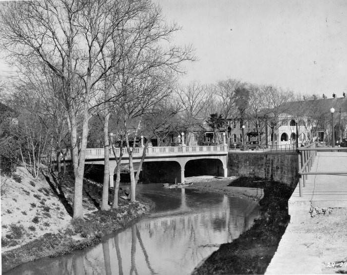 #85 San Antonio River and the Lexington Street Bridge, San Antonio, 1927