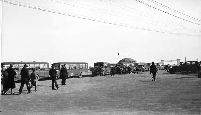 #140 Public Service Company buses near entrance to the International and Live Stock Show, San Antonio, 1925