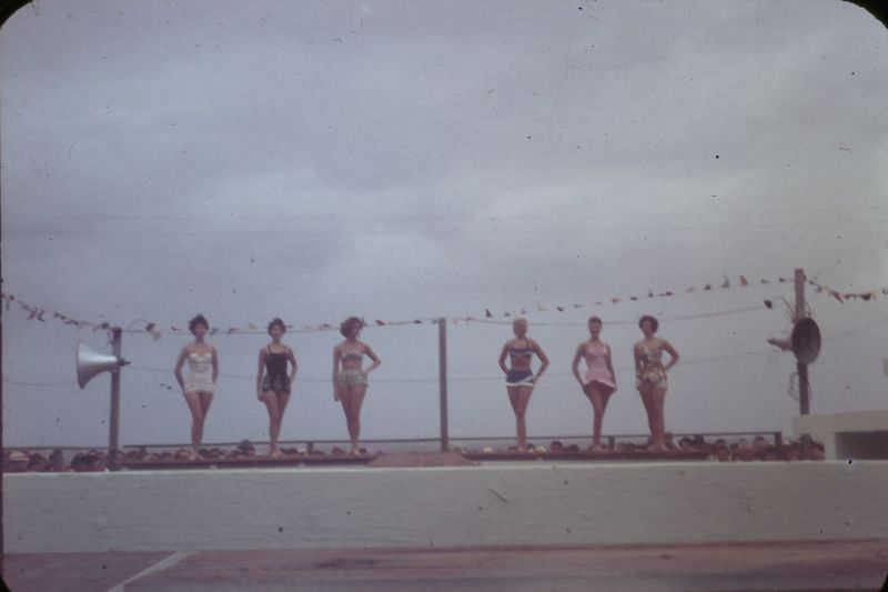 #6 Mannequins lineup