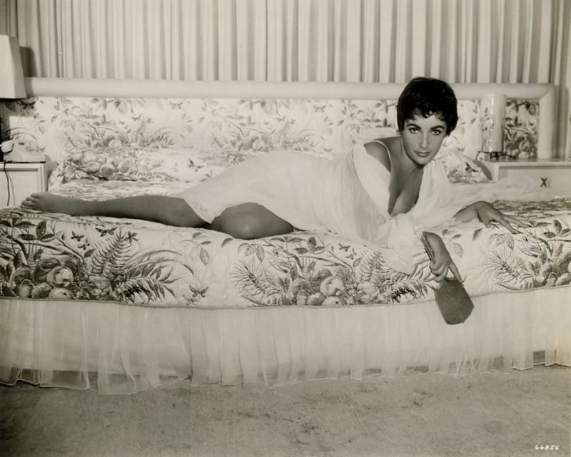 #10 Beautiful Photos of Elizabeth Taylor from the movie ‘The Last time I saw Paris (1954)’ #10 Movies