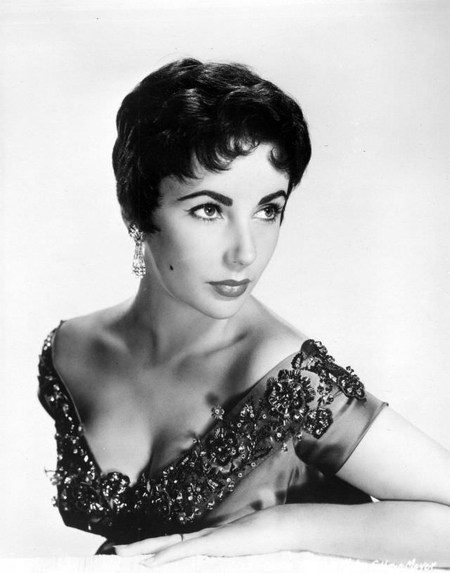 #26 Beautiful Photos of Elizabeth Taylor from the movie ‘The Last time I saw Paris (1954)’ #26 Movies