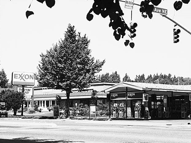 #23 Exxon station, Bellevue, May 14, 1989