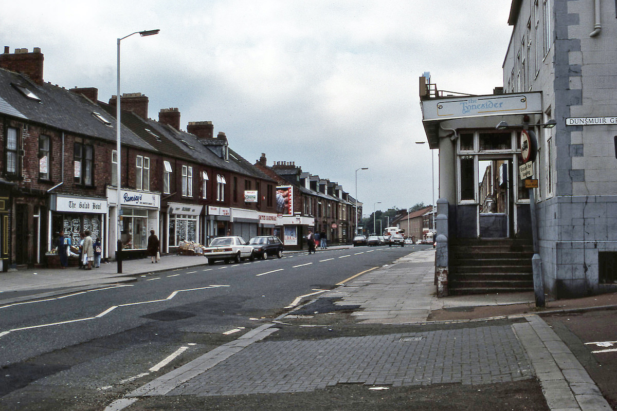 #36 Corner of Saltwell Road and Dunsmuir Grove in 1989. The Tynesider pub was formerly Stirling House.