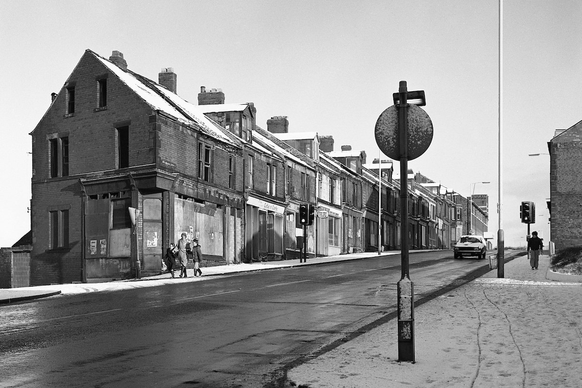 #39 Looking up Bensham Road, Gateshead in 1980, with the top of Bank Street on the left