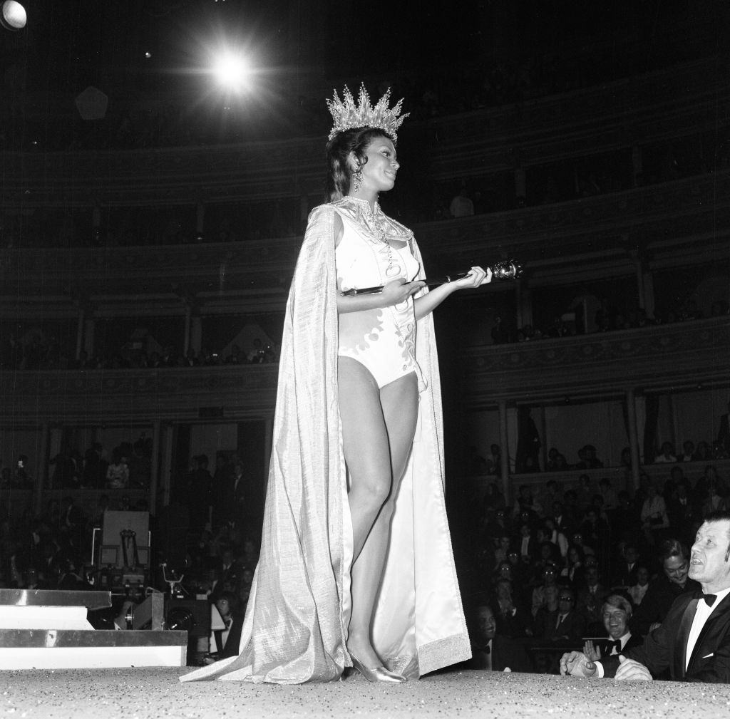 #25 Miss Grenada Jennifer Hosten is crowned, Friday 20th November 1970.