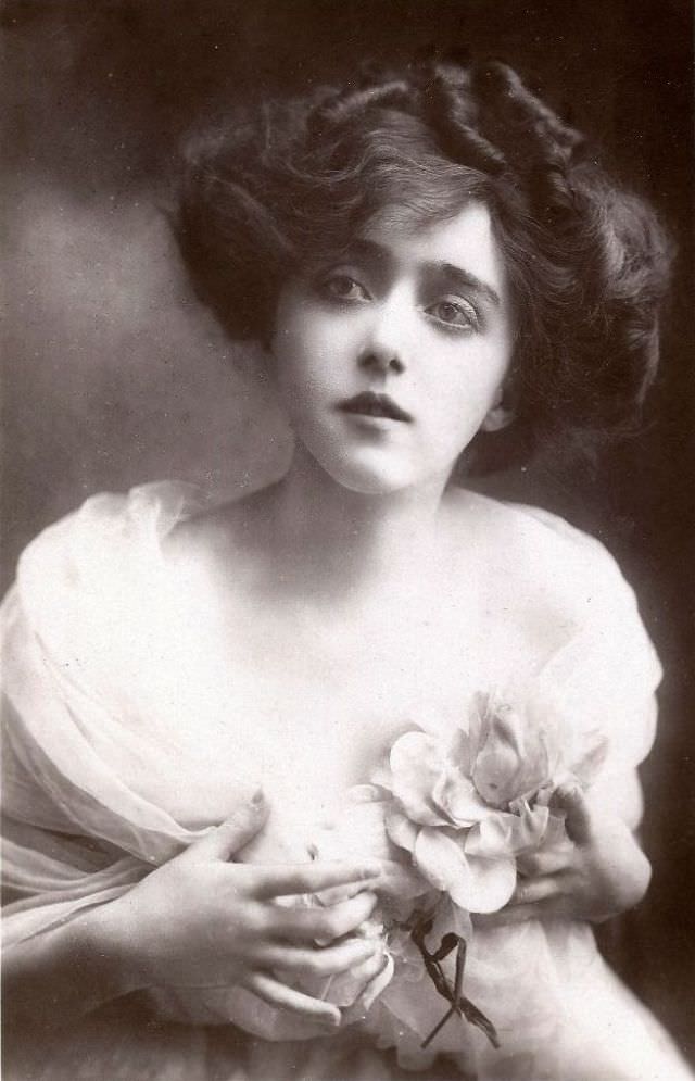 #15 May de Sousa: The Tragic Story and Fabulous Photos of Singer and Broadway Actress #15 Celebrities