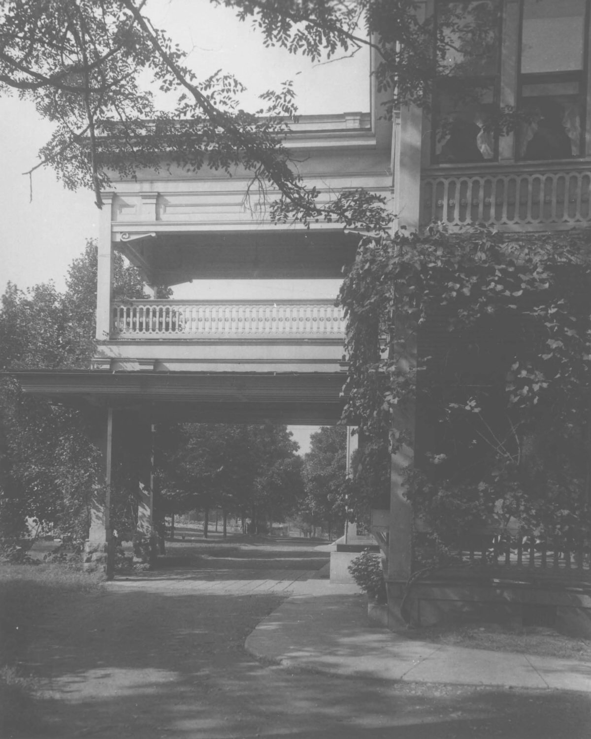#55 Belle Meade Mansion drive and portico, 1970s