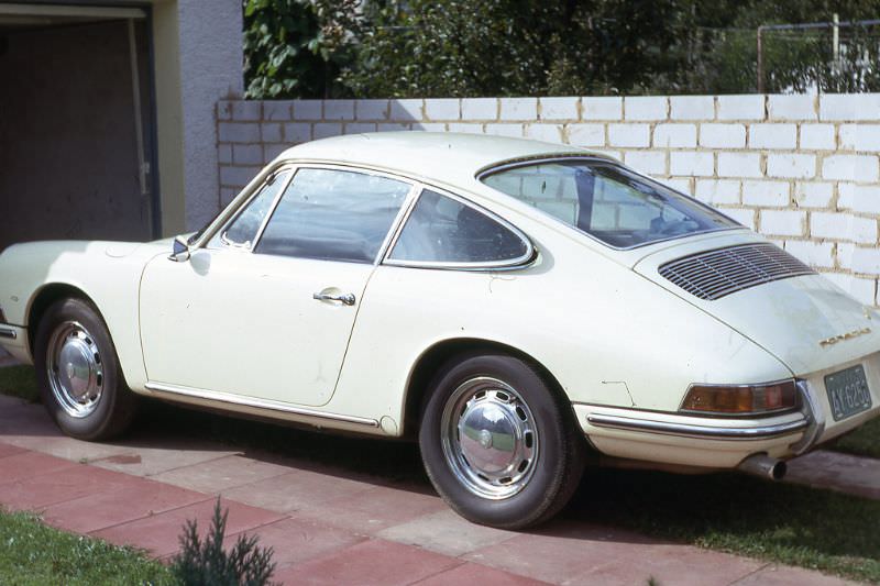 Stunning Photos of the 1966 Porsche 911 Luxury Sports Car Inventions