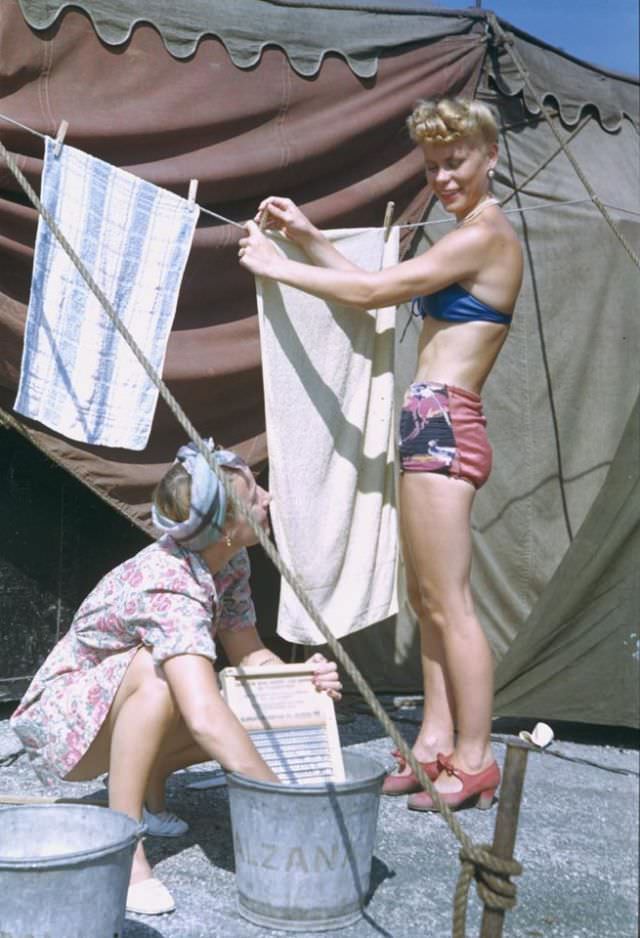 #3 Two Alzanas hang out their wash