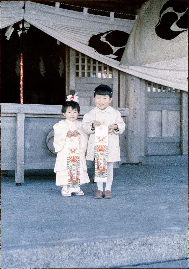 #114 Two children in Japanses traditional fashion