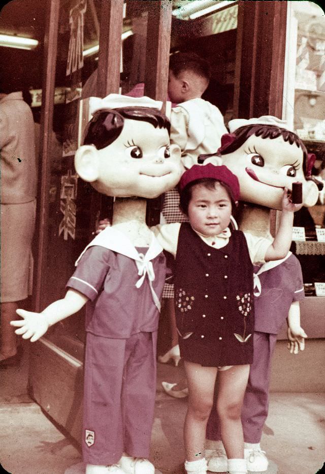 #138 Peko Chan and a cute little girl pose for photographing