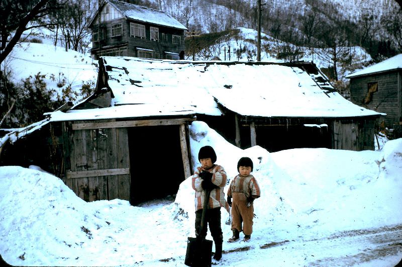#47 Ainu children at Noboribetsu