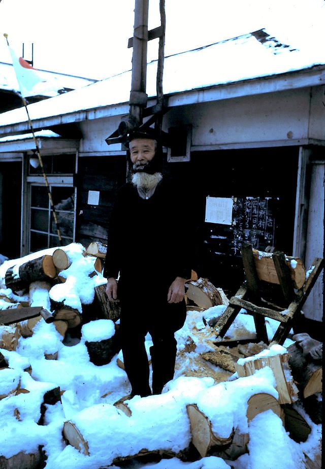 #48 Ainu man at Noboribetsu