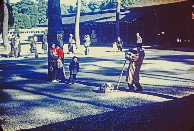 #98 Tokyo. Photographing the family, 1950