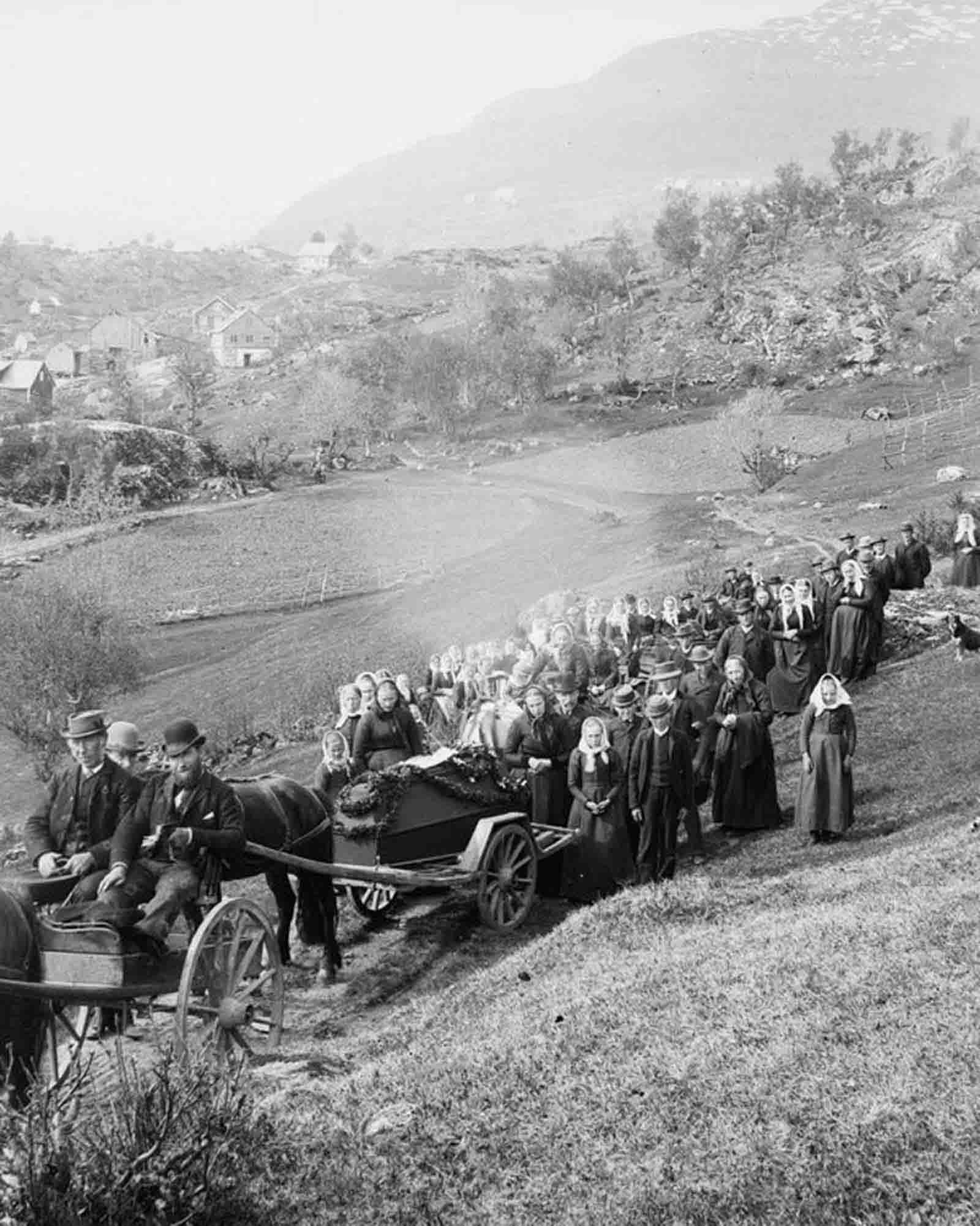 #28 The funeral of Ola Lasseson Uglum in Sogndalsdalen.