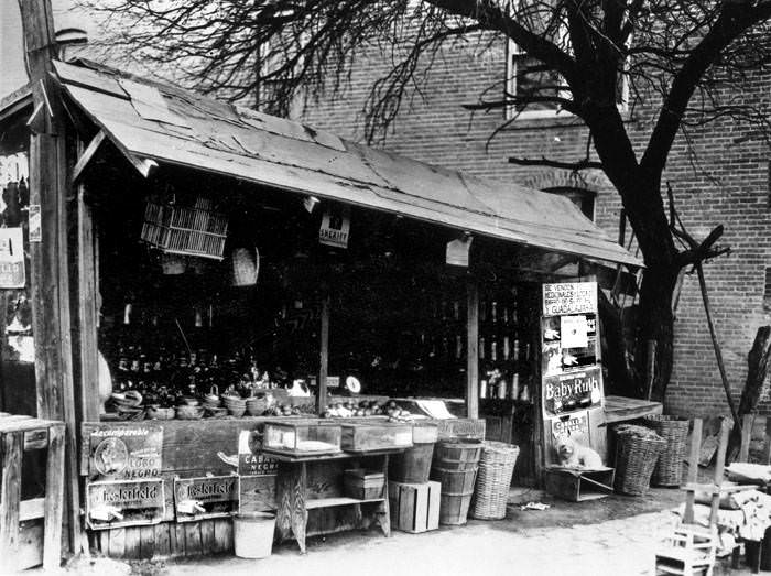 #115 Mexican curio store, San Antonio, 1930