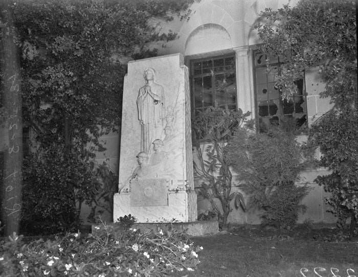 #22 War Mothers Memorial outside windows in Municipal Auditorium that were broken during riot protesting Communist rally, San Antonio, 1939