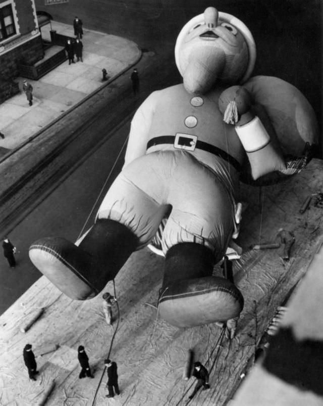 #5 A 45-foot Santa Claus inflated for the Macy’s Parade, New York, 1940. (Weegee)