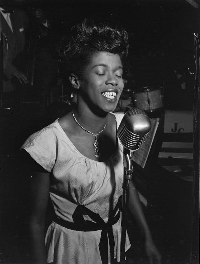 #14 Sarah Vaughan: Life Story and Beautiful Photos of One of the Most Wondrous Voices of the 20th Century #14