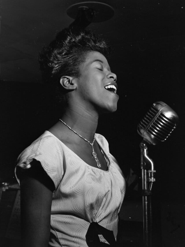 #16 Sarah Vaughan: Life Story and Beautiful Photos of One of the Most Wondrous Voices of the 20th Century #16