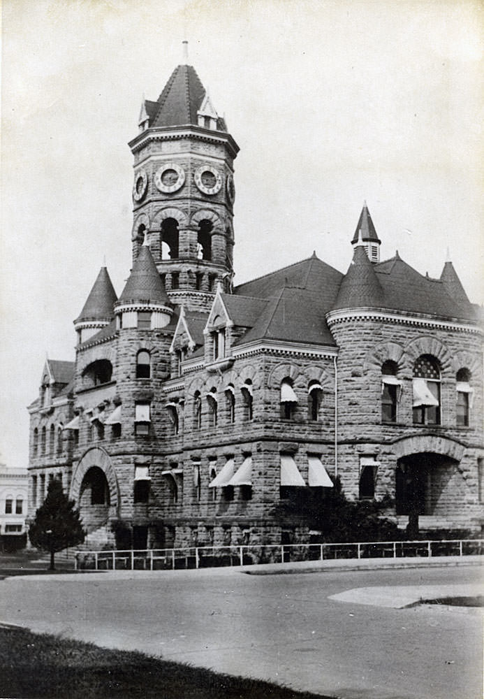 #21 Old State Capitol building, 1900s