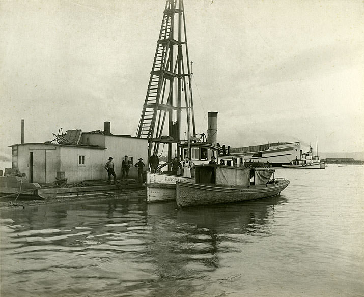 #82 Pile driver and tug, Tacoma, 1906