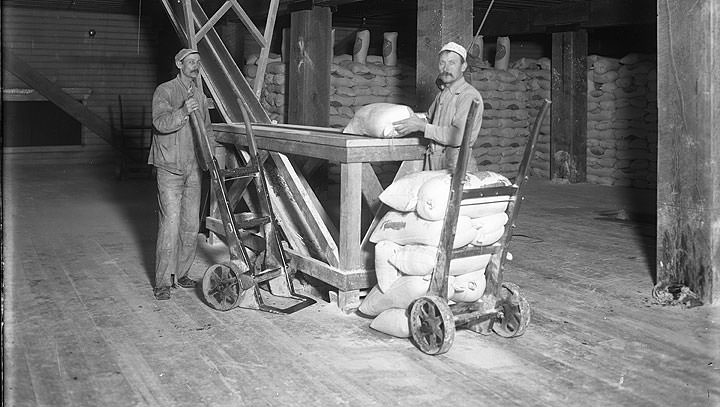 #37 Workers at Pyramid Flour Mill, Tacoma, 1914