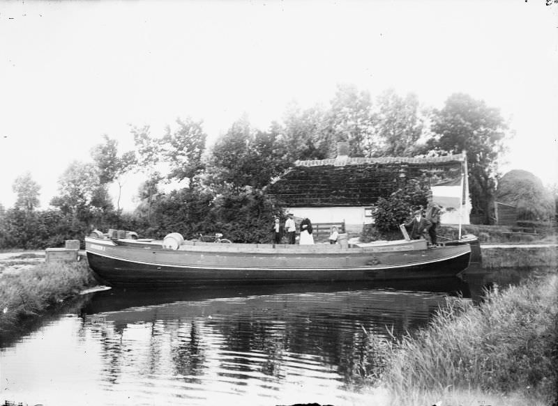 #16 The Schermersloot with the barge of skipper Kleverlaan, 1914