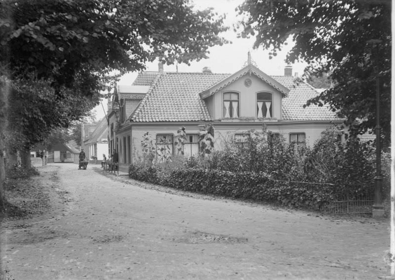#7 Raadhuisstraat with the “Doctor Dekkerhuis”, nowadays the Village House, 1914