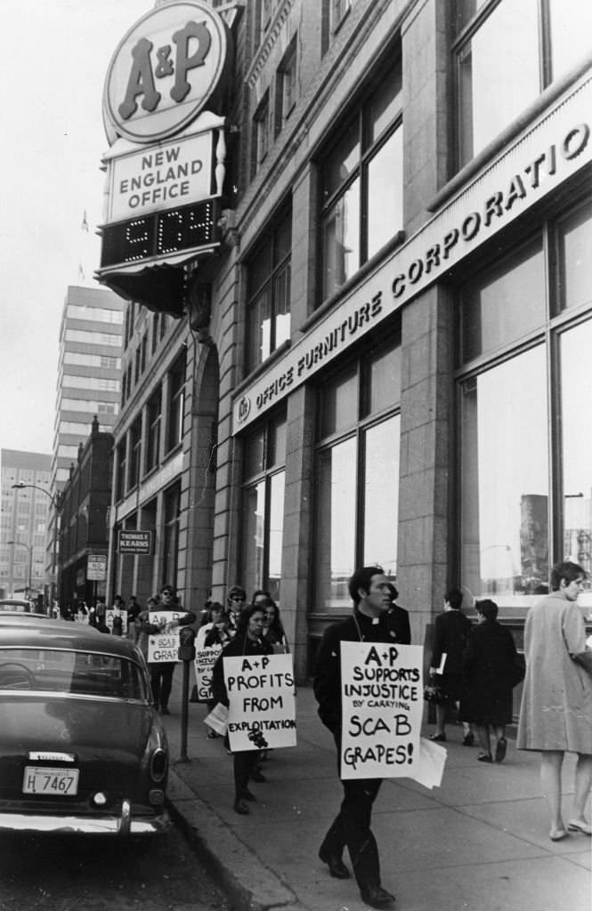 #235 People protest the working condition of grape workers in front of A&P’s corporate office in Boston, March 5, 1969.