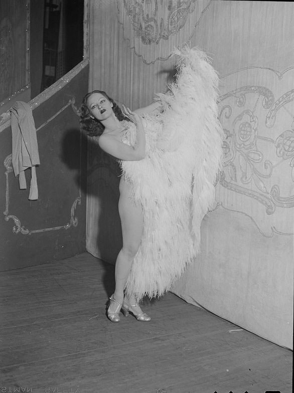 The Backstage Life of Boston Showgirls in the 1940s Through these Fabulous Photos Fashion &; Culture