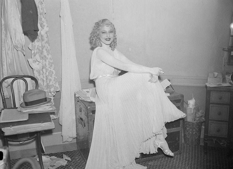 The Backstage Life of Boston Showgirls in the 1940s Through these Fabulous Photos Fashion &; Culture