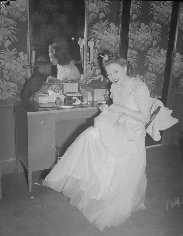The Backstage Life of Boston Showgirls in the 1940s Through these Fabulous Photos Fashion &; Culture