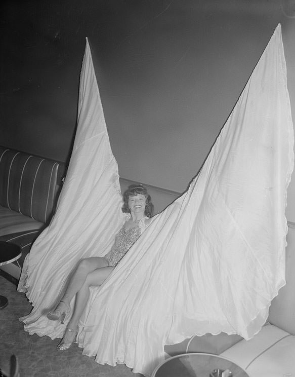 The Backstage Life of Boston Showgirls in the 1940s Through these Fabulous Photos Fashion &; Culture