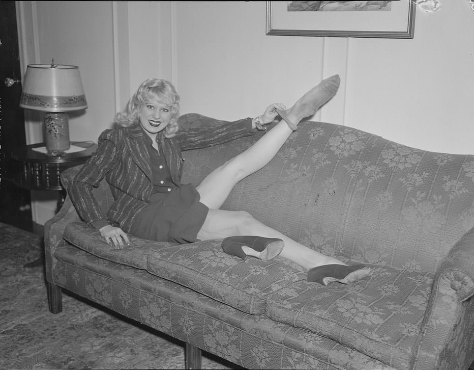 The Backstage Life of Boston Showgirls in the 1940s Through these Fabulous Photos Fashion &; Culture