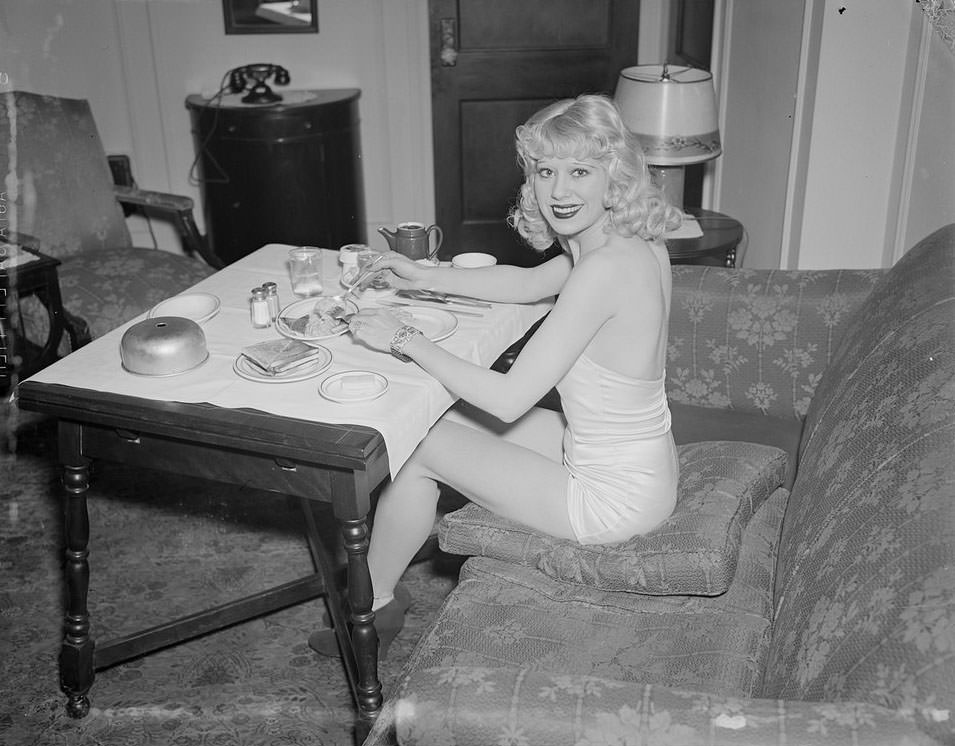 The Backstage Life of Boston Showgirls in the 1940s Through these Fabulous Photos Fashion &; Culture