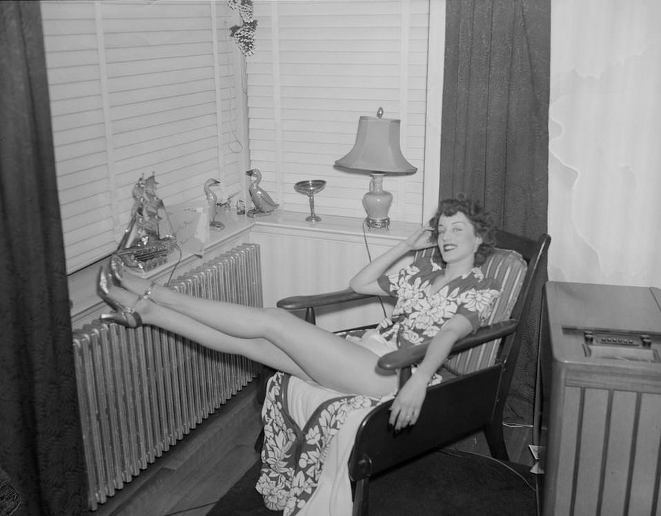 The Backstage Life of Boston Showgirls in the 1940s Through these Fabulous Photos Fashion &; Culture