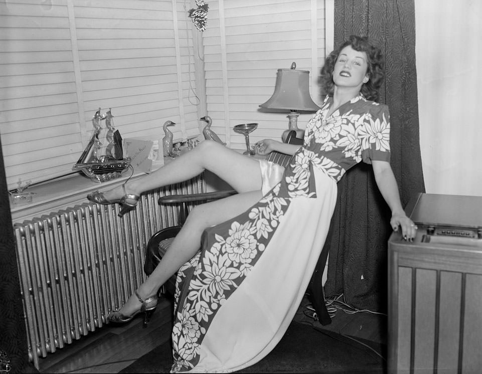 The Backstage Life of Boston Showgirls in the 1940s Through these Fabulous Photos Fashion &; Culture