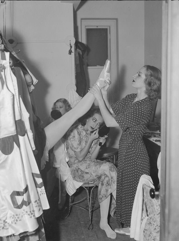 The Backstage Life of Boston Showgirls in the 1940s Through these Fabulous Photos Fashion &; Culture