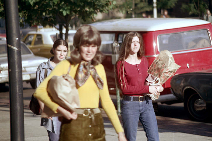 #81 Boston’s Summer Street Fashion in the early 1970s Through the Lens of Nick DeWolf #81 Fashion & Culture