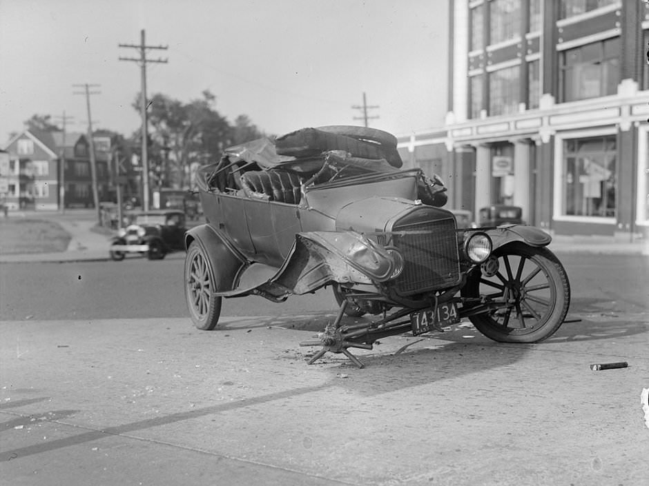 #25 Auto wreck, South End, 1931