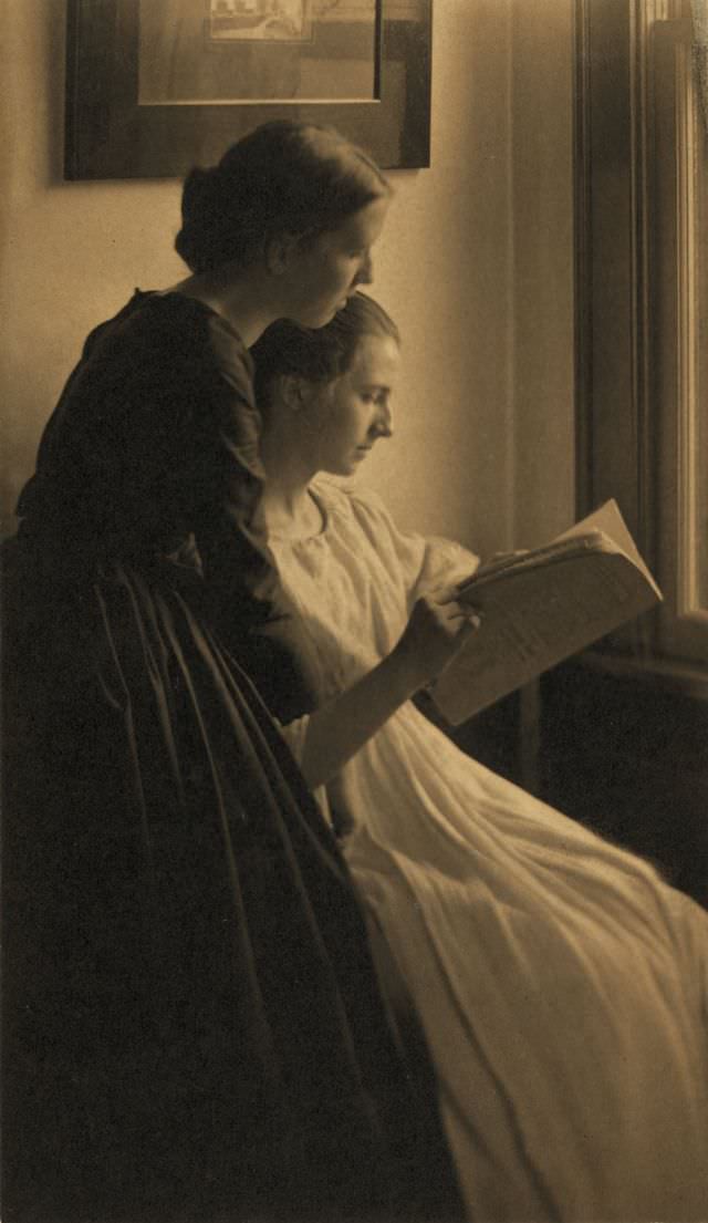 #18 The readers (Letitia Felix and Ada Follett), Newark, Ohio, 1899