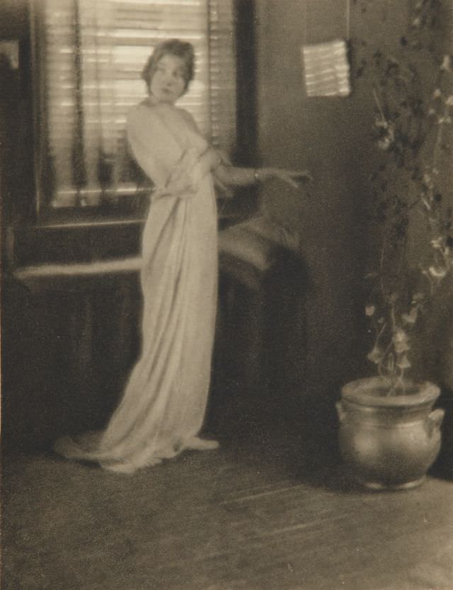 #33 Portrait of an unidentified woman, 1909