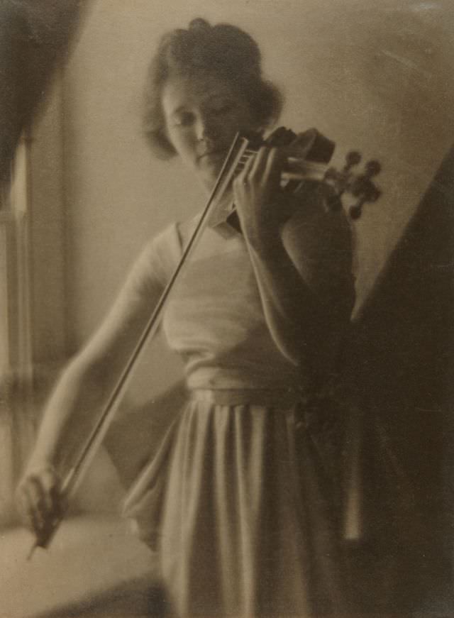#40 Woman playing violin, circa 1910